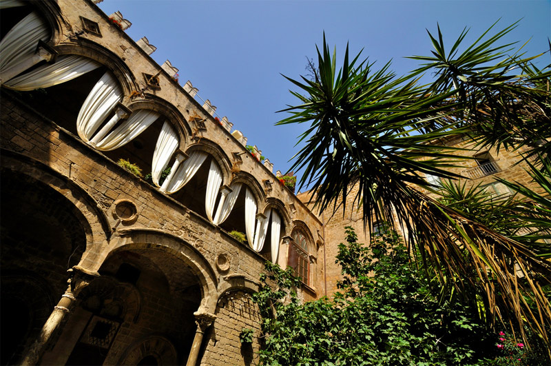 Palazzo Ajutamicristo10